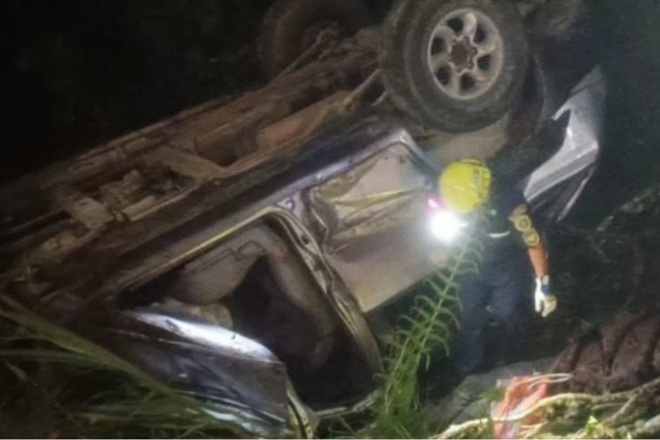 El vehículo terminó al fondo de un barranco, seis personas sobrevivieron. (Foto: Bomberos Municipales)