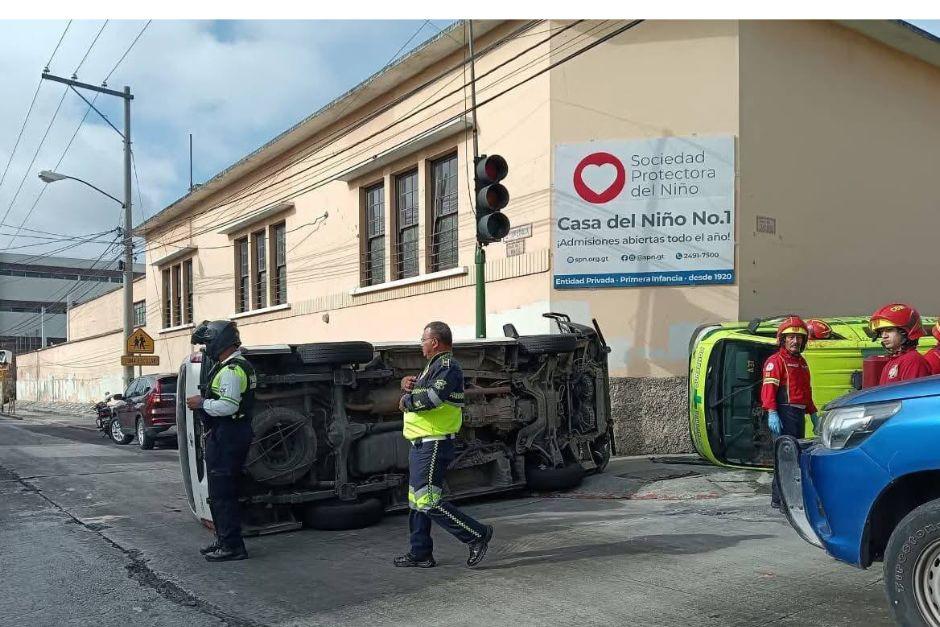 La unidad de rescate volcó tras impacto de otro vehículo. (Foto: Bomberos Municipales)
