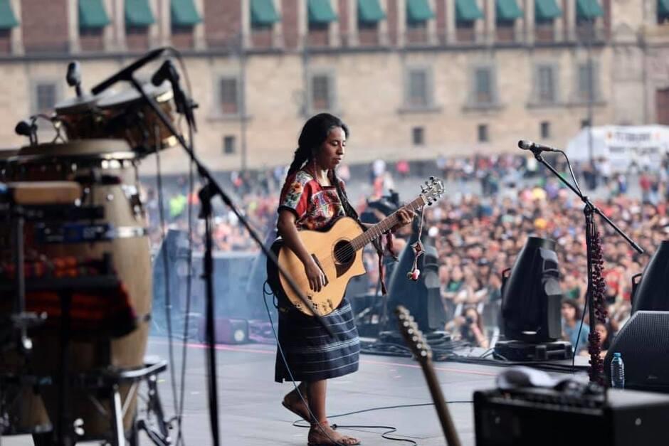 Ha estado en escenarios de Estados Unidos, Europa y África. Imagen de su presentación en México, en marzo de 2020.&nbsp;(Foto: FB Sara Curruchich)