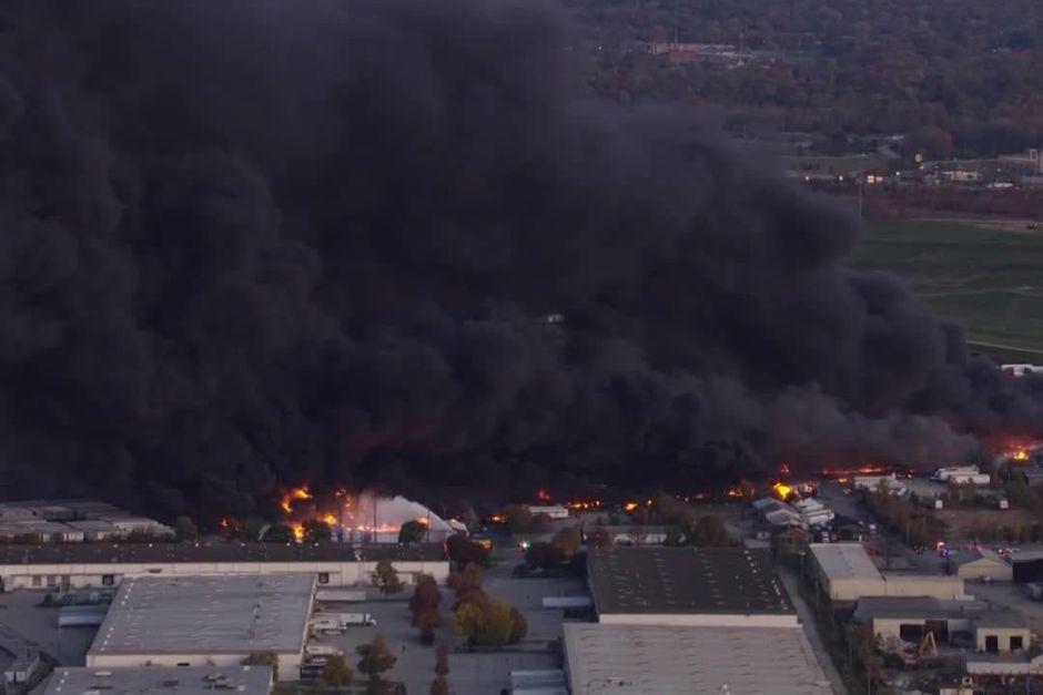 Un incendio de grandes proporciones se ha registrado tras el accidente aéreo. (Foto: redes sociales)