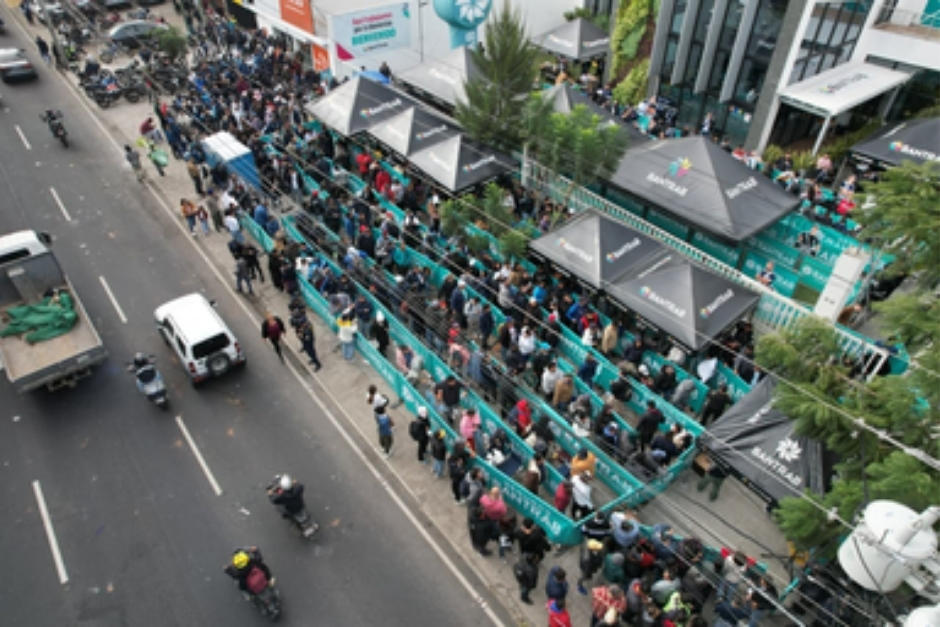 Cientos de aficionados, buscando asegurar su ingreso para la clasificación Mundial 2026, acamparon durante más de 72 horas para adquirir su entrada. (Foto: Wilder López/Soy502)
