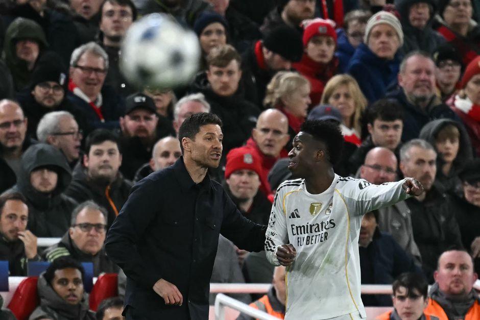 Xabi Alonso habló con Vinicius durante el juego, pero el brasileño no encontró el camino al gol. (Foto: AFP)
