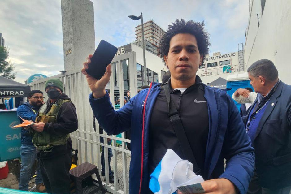 Joel Moreno vino desde Escuintla para comprar sus boletos. La larga espera valió la pena cuando salió de la agencia bancaria con sus entradas. (Foto: Bryan Anton)