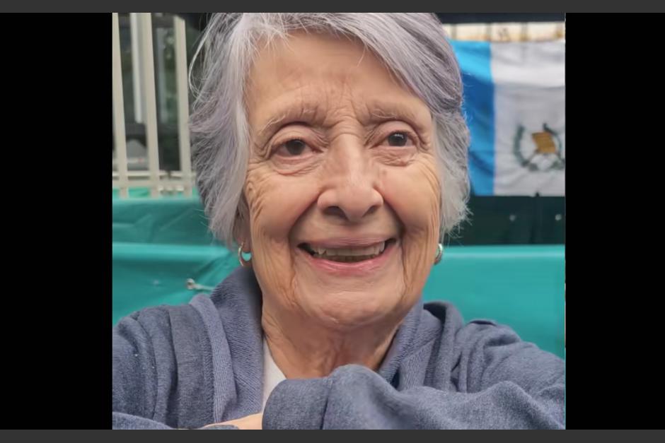 La mujer hizo cola para ayudar a su nieto. (Foto: captura de video)