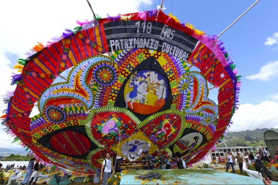 El barrilete cayó justo sobre un menor que iba corriendo. (Foto: captura de video)