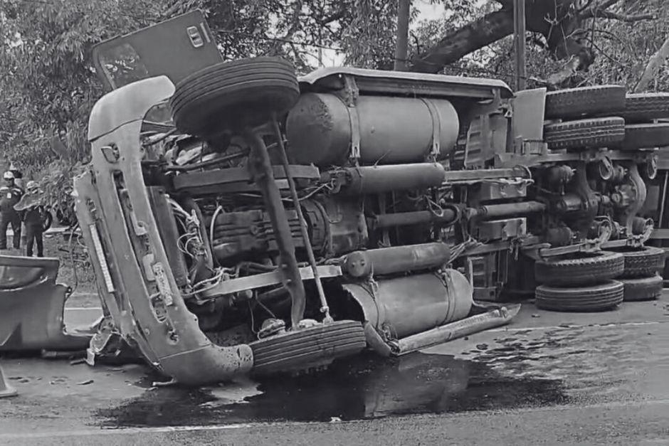 El conductor del tráiler ha fallecido en el lugar tras el accidente vial. (Foto: redes sociales)