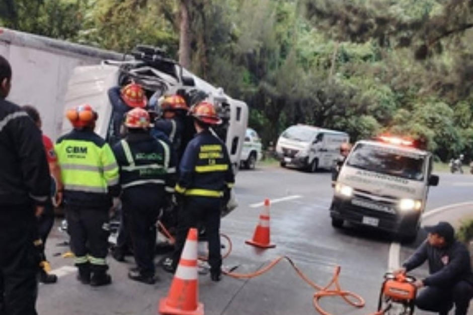 Socorristas realizan&nbsp;labores de rescate para recuperar el cuerpo de la víctima, lo que mantiene el tránsito lento en el sector.&nbsp;(Foto: Bomberos Municipales Departamentales)&nbsp;