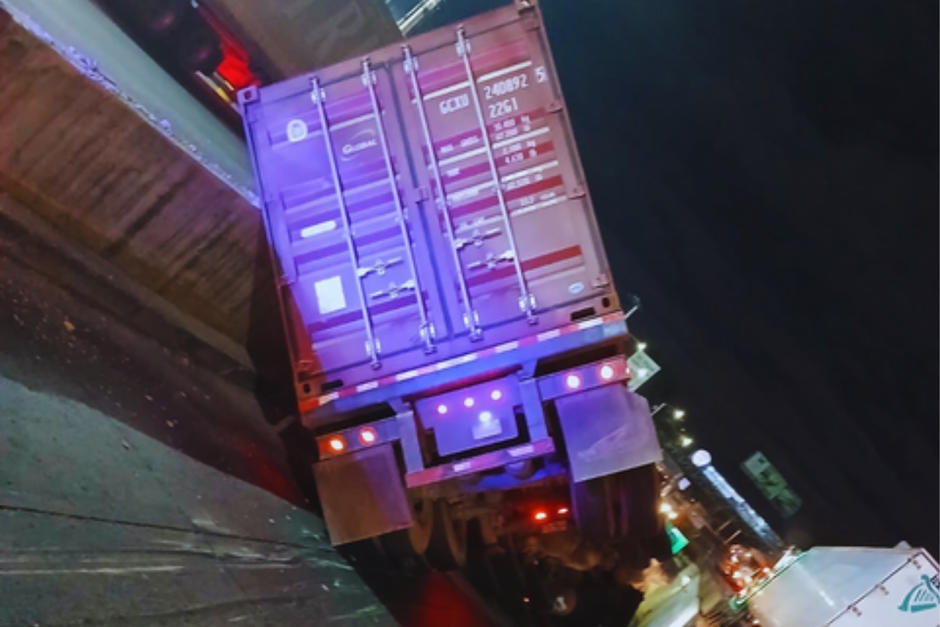 El paso hacia el viaducto de Villa Linda permanece cerrado por limpieza de carriles. (Foto: PMT Villa Nueva)