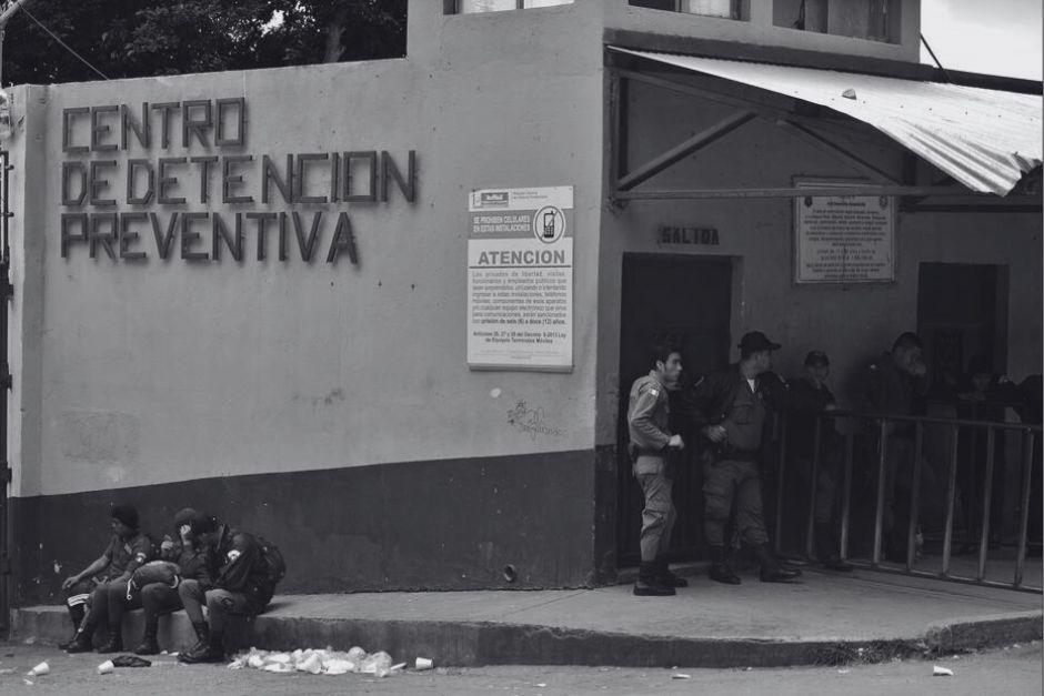 Un guardia del SP fue localizado sin vida y con una herida de bala en el cráneo en el interior del Preventivo para Varones de la zona 18. (Foto: Soy502/archivo)