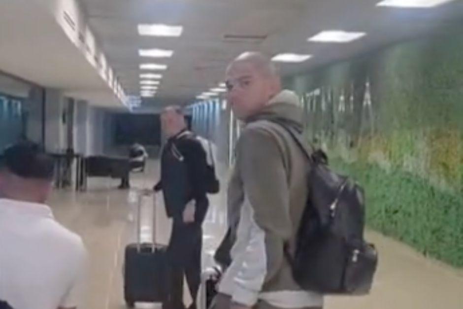 Pepe fue visto este jueves en el Aeropuerto Internacional La Aurora. (Foto: captura de video)