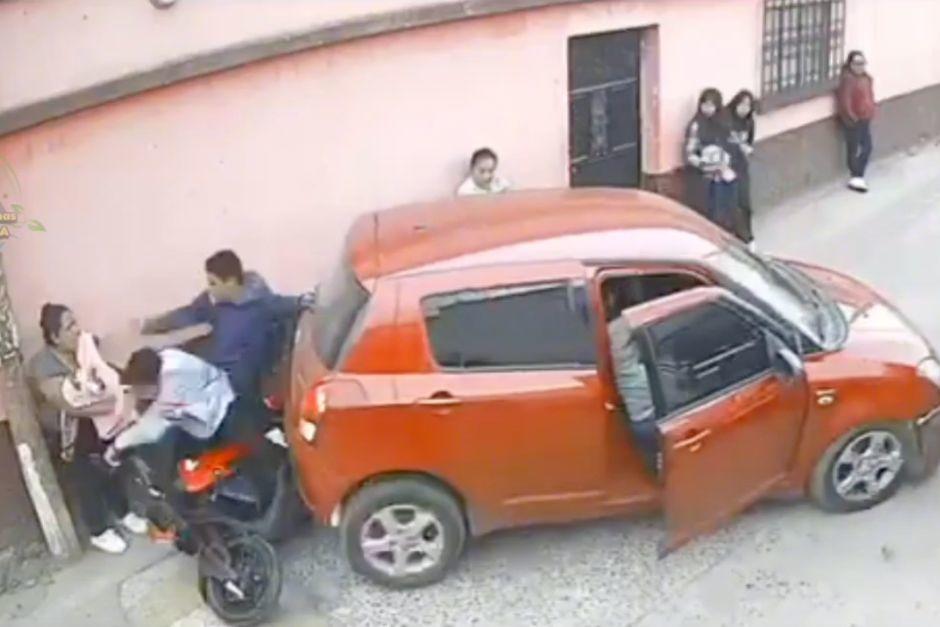 Un leve percance vial pudo ocasionar la ira en el conductor de un automóvil. (Foto: captura de video)