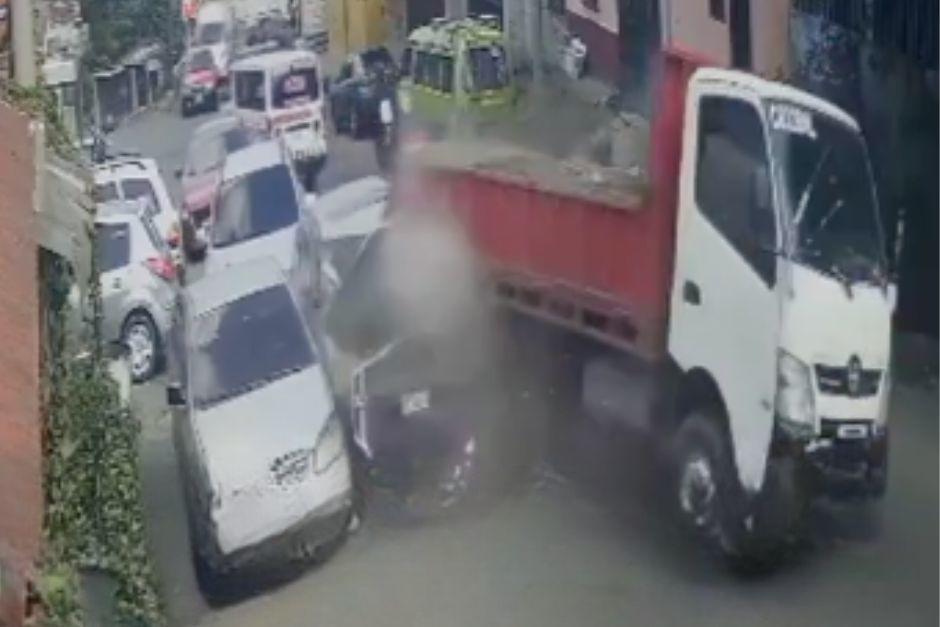 Al menos siete vehículos se vieron afectados tras el fuerte impacto del camión. (Foto: captura de video)