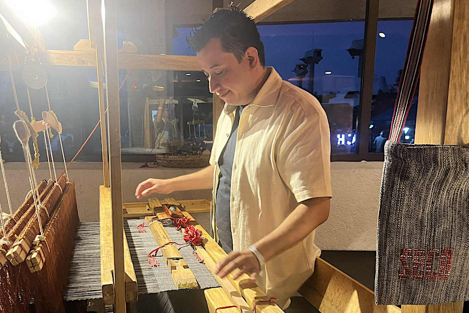 Darío Maldonado usa el pedal de pie para realizar piezas que puedes adquirir en la residencia de Ricardo Arjona. (Foto: Selene Mejía/Soy502)