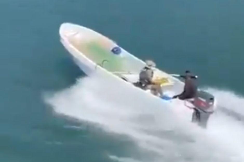 Ambos hombres intentaron acelerar la lancha para huir de la ley. (Foto: Redes Sociales)&nbsp;