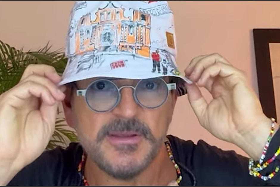 Ricardo Arjona luce gorro con una ilustraci&oacute;n muy especial para &eacute;l. (Foto: Instagram)