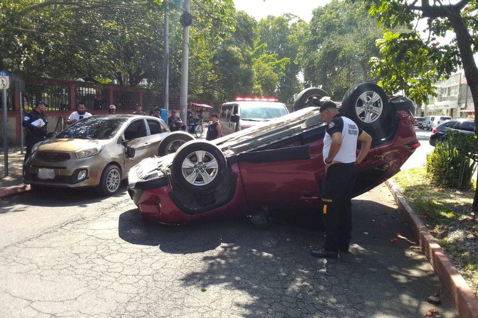 El vehículo quedó volcado sobre la cinta asfáltica tras el percance vial. (Foto: Bomberos Voluntarios)