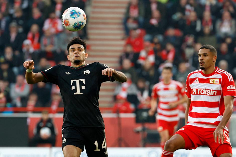El bávaro Luis Díaz domina el esférico ante la mirada de un adversario. (Foto: AFP)