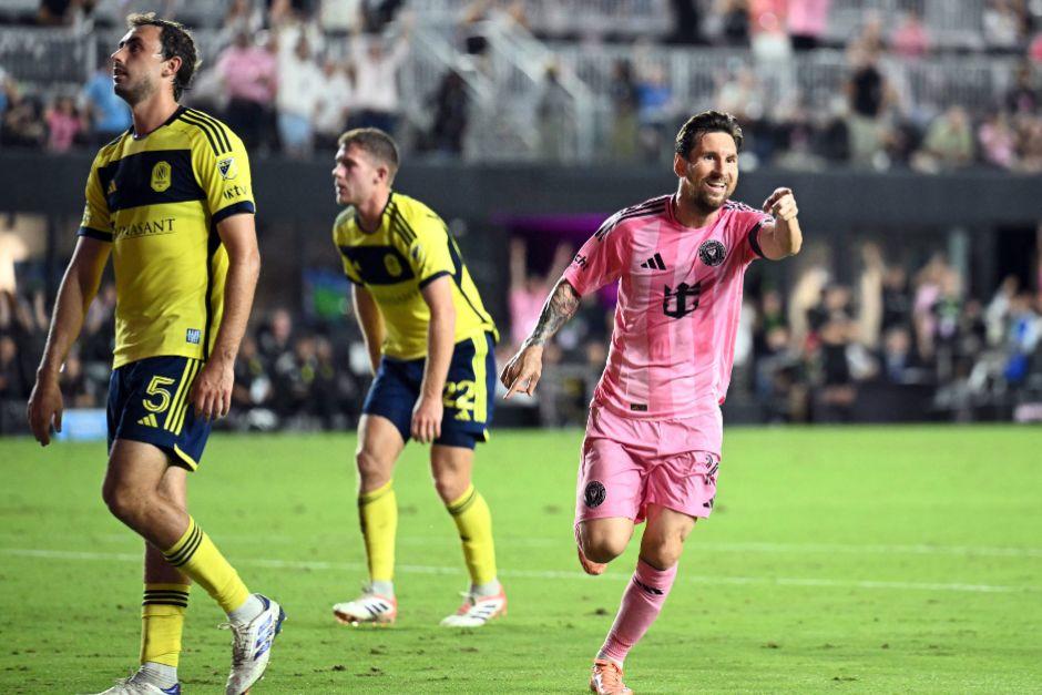 Además de sus dos goles, Leo Messi llegó a 400 asistencias en toda su carrera profesional. El 10 argentino vive un gran momento individual. (Foto: AFP)