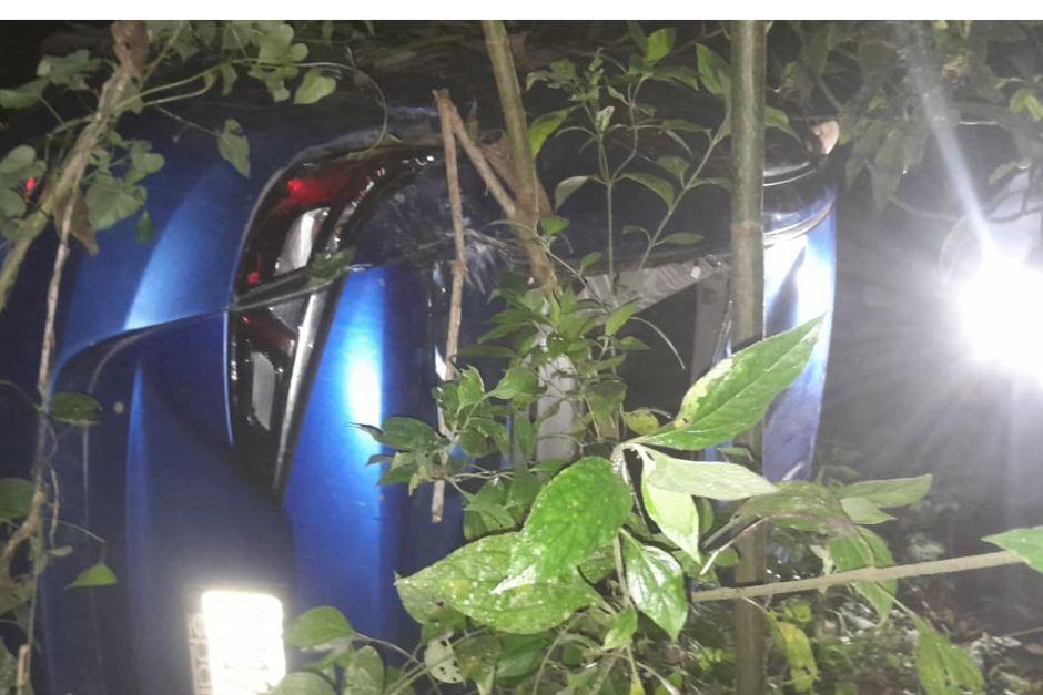 El vehículo quedo atrapado entre las ramas de los árboles al fondo del barranco. (Foto:&nbsp;Bomberos Voluntarios)