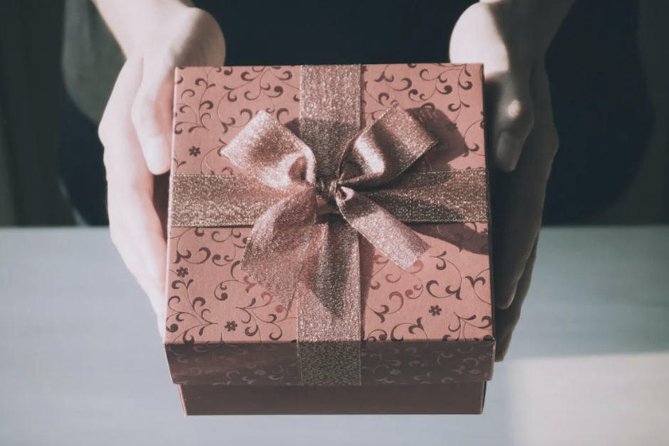 El juguete estaba envuelto con papel de regalo. (Foto: Shutterstock)