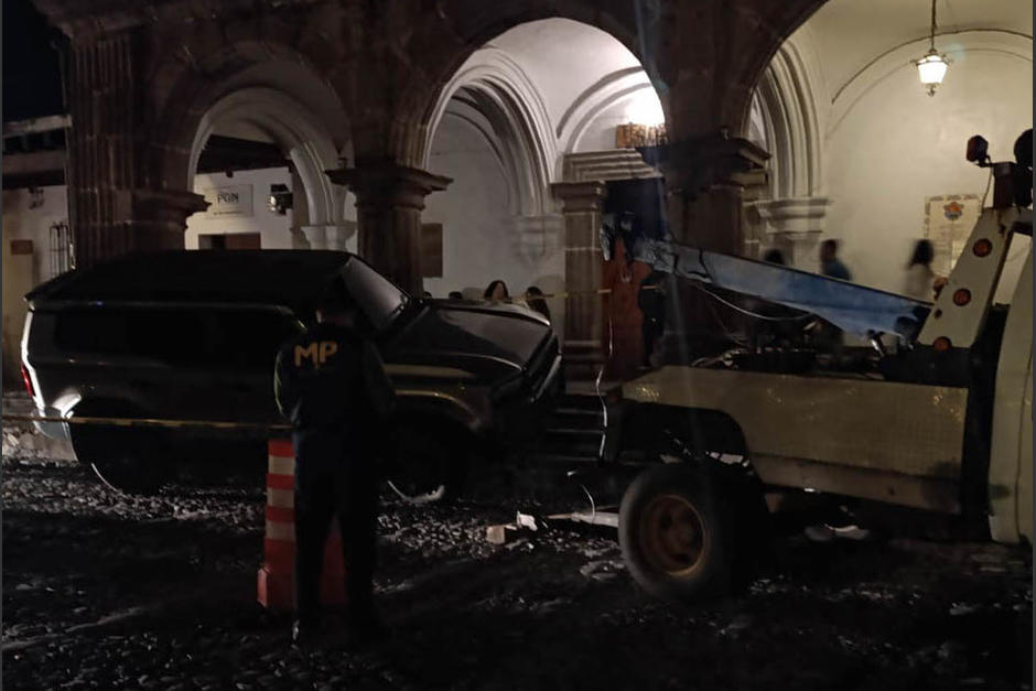 El vehículo quedó atorado tras colisionar las gradas de la estructura. (Foto: PMT, Antigua)