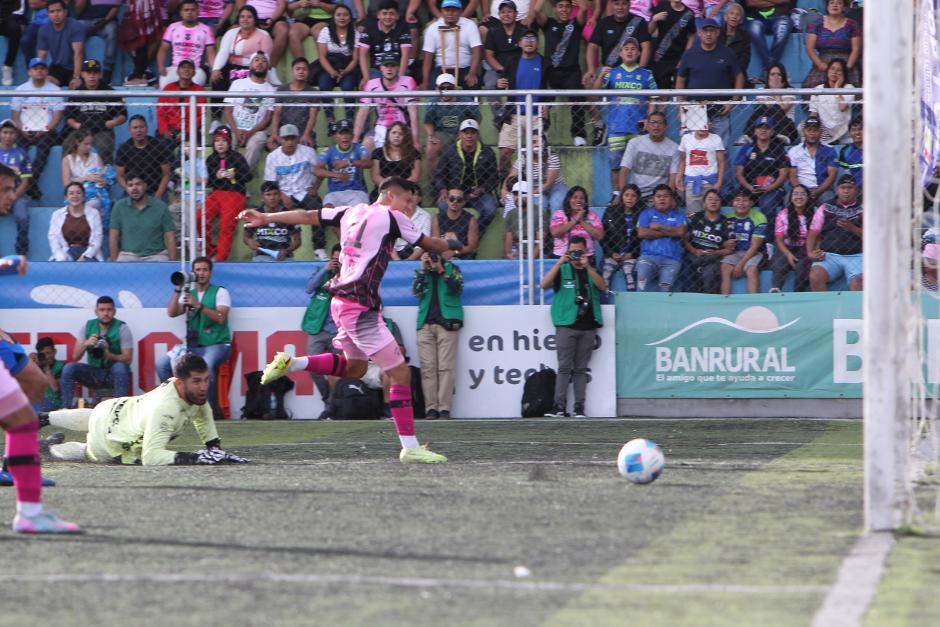 Pozuelos se internó por la izquierda, le ganó a Gaitán y luego fusiló a Linares. (Foto: Eddy Recinos / Nuestro Diario)