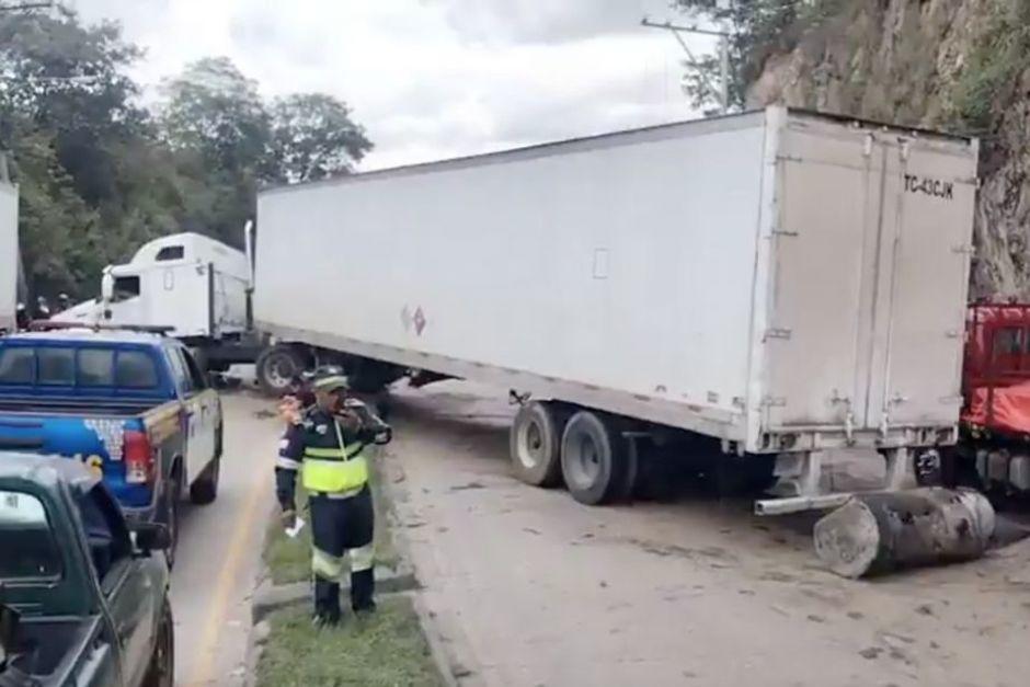 El conductor del tráiler perdió el control, por lo que colisionó con otros automovilistas. (Foto: Captura de video de Provial)