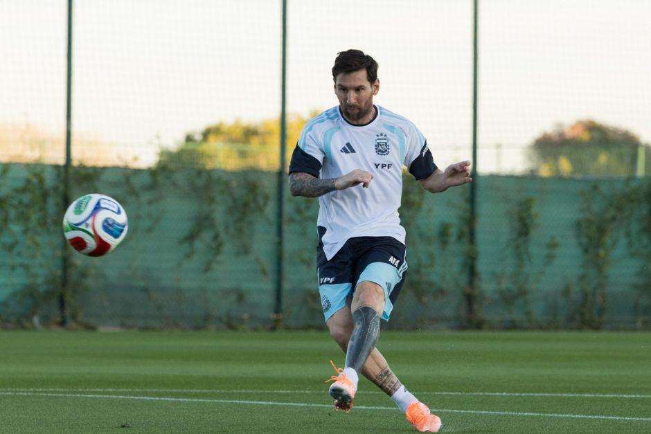 El 10 argentino lideró el primer entrenamiento de la semana con la Albiceleste, que jugará su último partido del 2025 en África. (Foto: AFA)