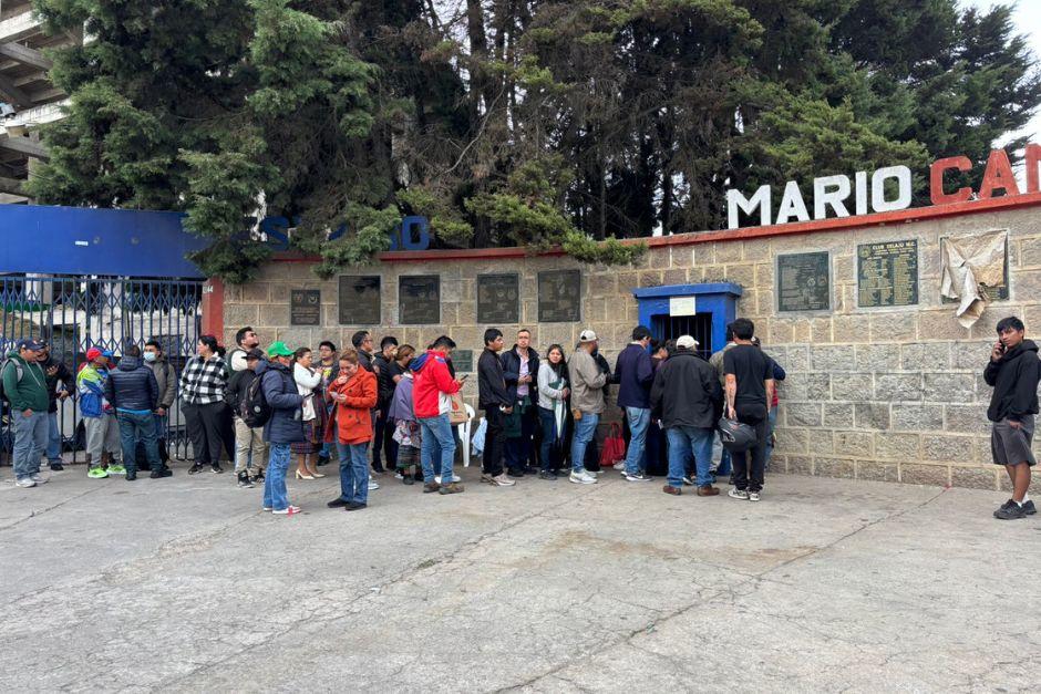 Cientos de aficionados superchivos hicieron largas filas para comprar sus boletos y poder viajar a Costa Rica para ver la final de ida. (Foto: Región Más)