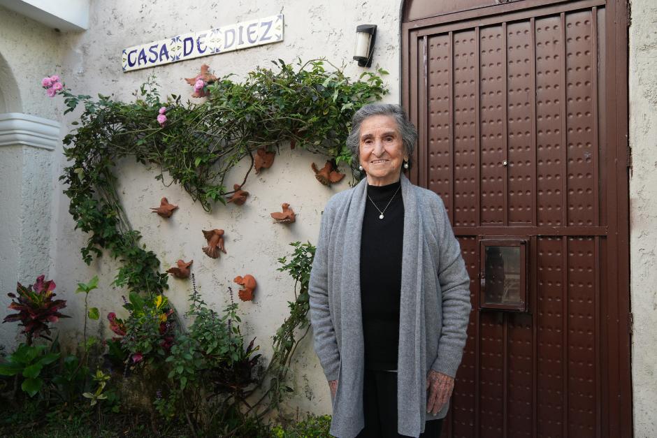 Rogelia Pineda, quien en octubre celebró su cumpleaños cien, frente a la Casa de Diez. (Foto: Wilder López/Soy502)