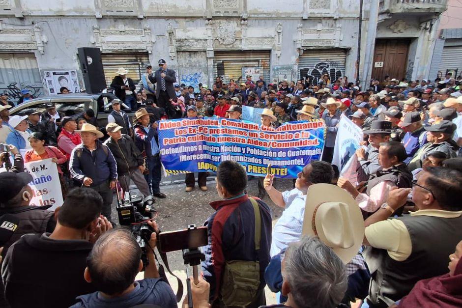 Exmilitares se han reunido en distintos puntos del territorio nacional para manifestar, siendo uno de ellos en las afueras del Congreso de la República. (Foto: Wilder López/Soy502)