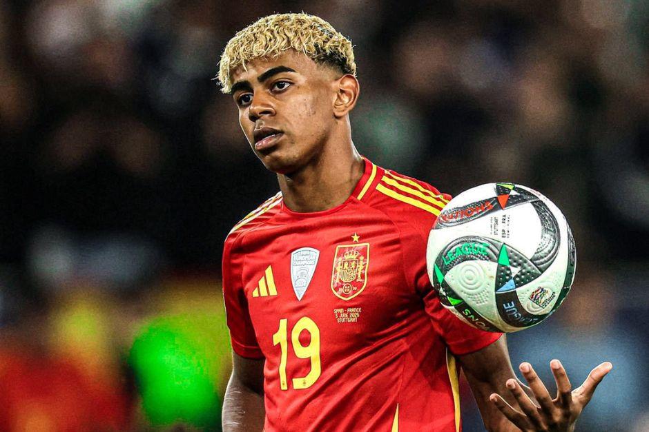 El joven español ha tenido problemas físicos en las últimas semanas debido a una pubalgia, aunque esto si le permite jugar con el Barcelona. (Foto: AFP)