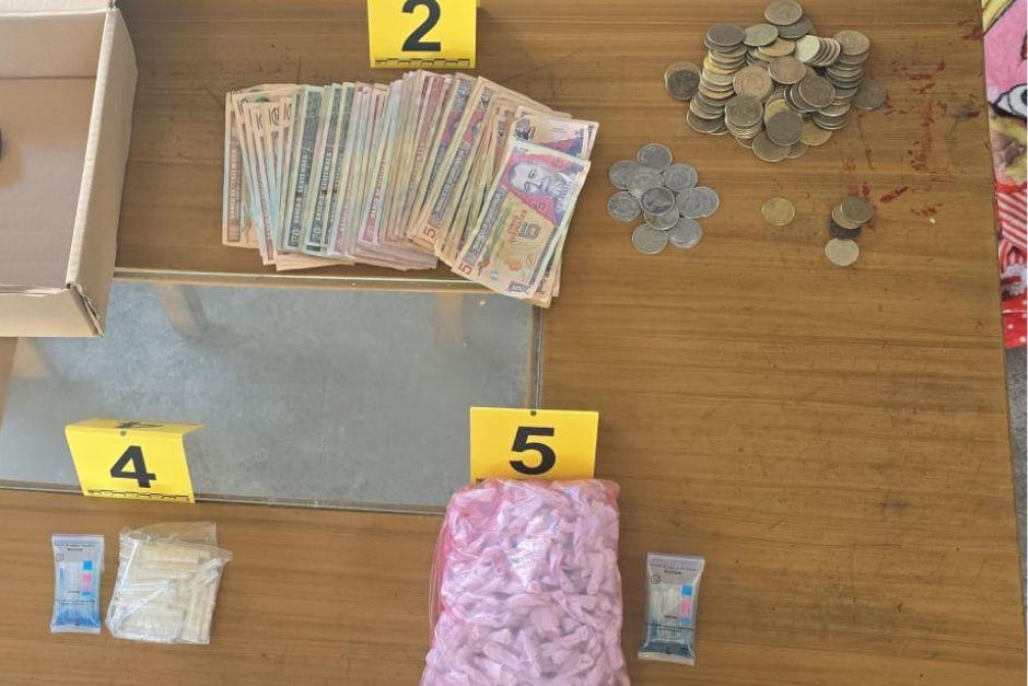 Droga, dinero y arma robada: Capturan a mujer en allanamiento