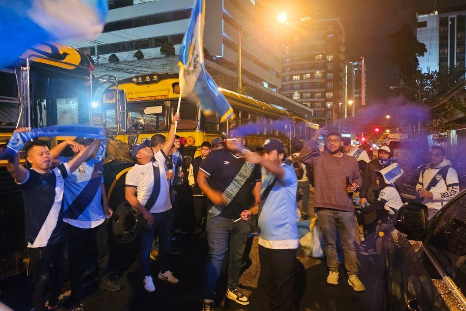 Decenas de guatemaltecos se han reunido en las afueras del CAR para apoyar a la Selección Nacional. (Foto: Estuardo Paredes/Soy502)