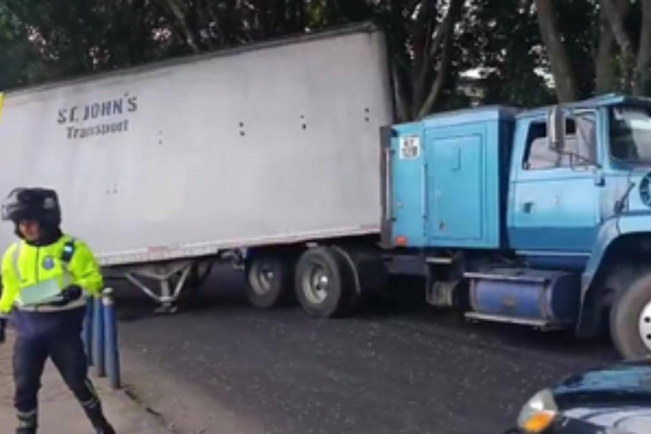 Agentes PMT Villa Nueva habilitaron el paso para motoristas y vehículos livianos. (Foto: PMT Villa Nueva)