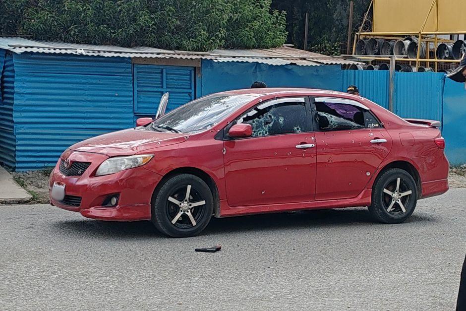 El vehículo recibió múltiples disparos tras el ataque armado la tarde de este 14 de noviembre. (Foto: Nuestro Diario)
