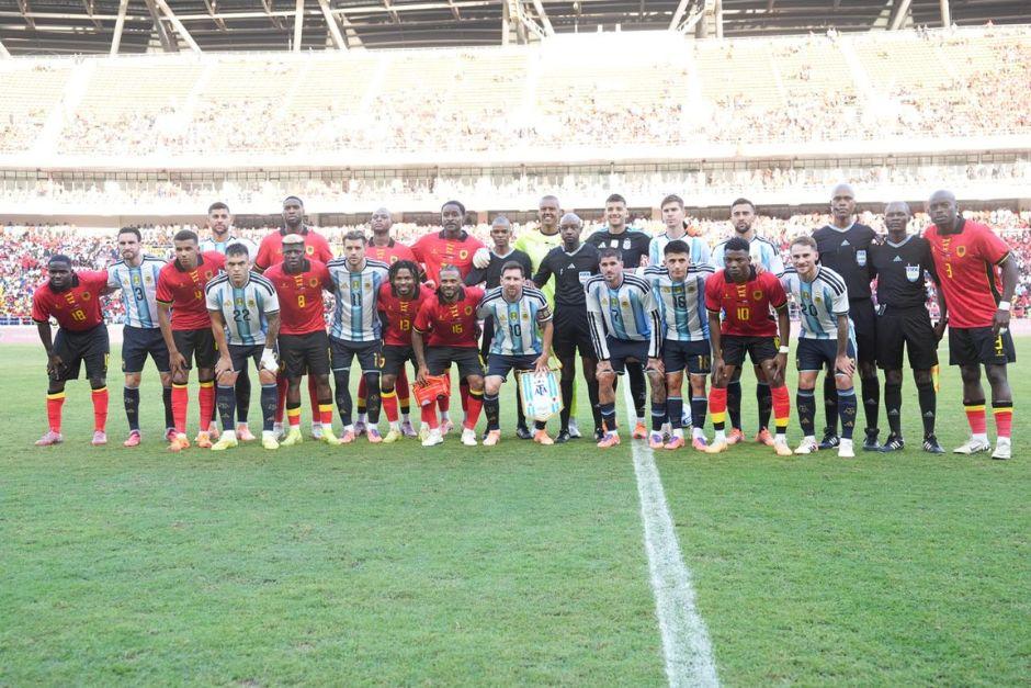 Los argentinos vivieron un momento de amistad con Angola, que recibió a los campeones del mundo con gran algarabía. (Foto: AFA)