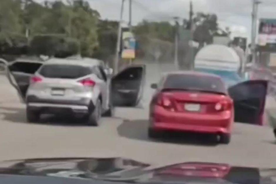 Los automovilistas iban peleando durante el tránsito. (Foto: captura de video)