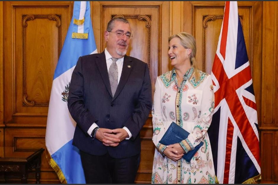 El mandatario recibió a la duqueda de&nbsp;Edimburgo. (Foto: SCSP / Soy502)