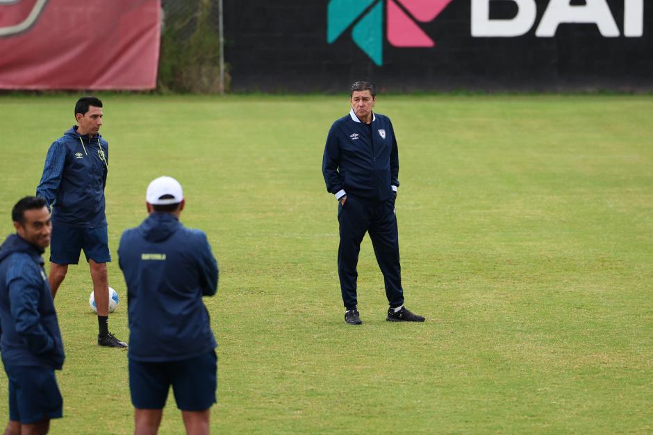 El técnico mexicano Luis Fernando Tena hará cambios para enfrentar a Surinam. (Foto: Nuestro Diario)