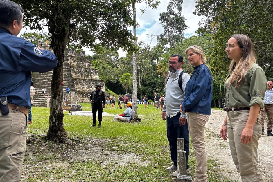Como parte de su visita a territorio guatemalteco, la duquesa de Edimburgo, llegó a Petén. (Foto: Embajada Británica en Guatemala/Soy502)