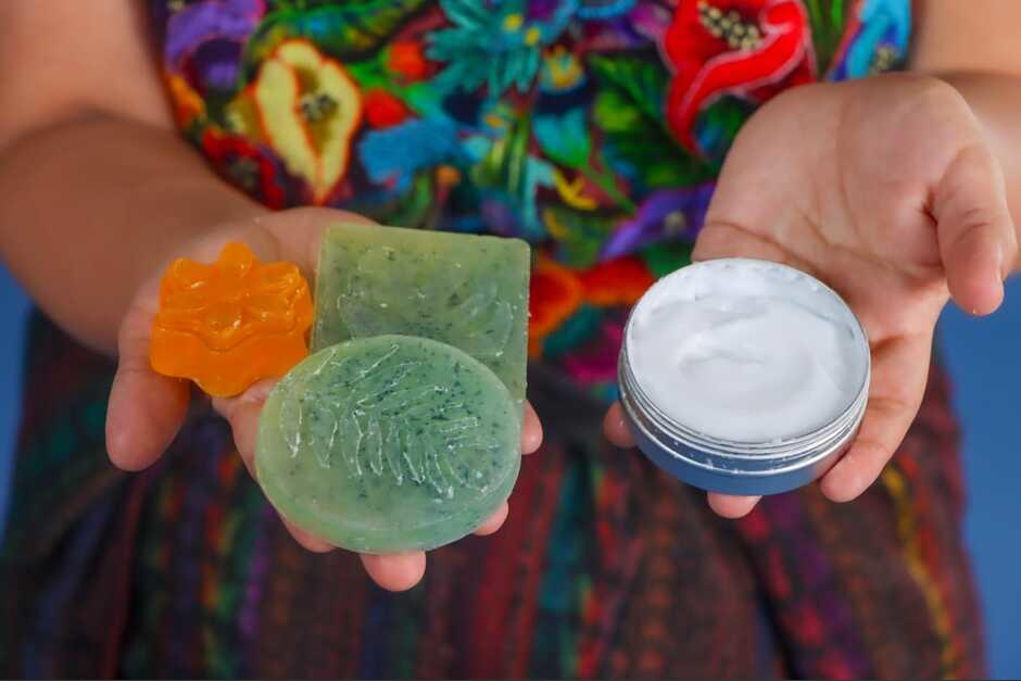 Los jabones y champús naturales son elaborados con ingredientes como lavanda, romero y sábila. (Foto: Alfonso Guárquez/Colaborador)