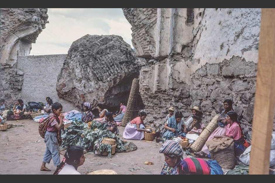 Foto del mercado en 1962, en las antiguas ruinas de La Compañía de Jesús. (Foto: RRSS)