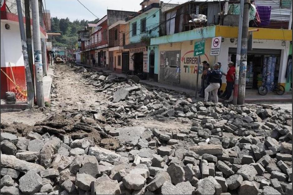 Tramo que comunica con la 2a. calle B de la zona 2 en proceso del retiro de adoquín. (Foto: Edwards Morales/Colaborador)