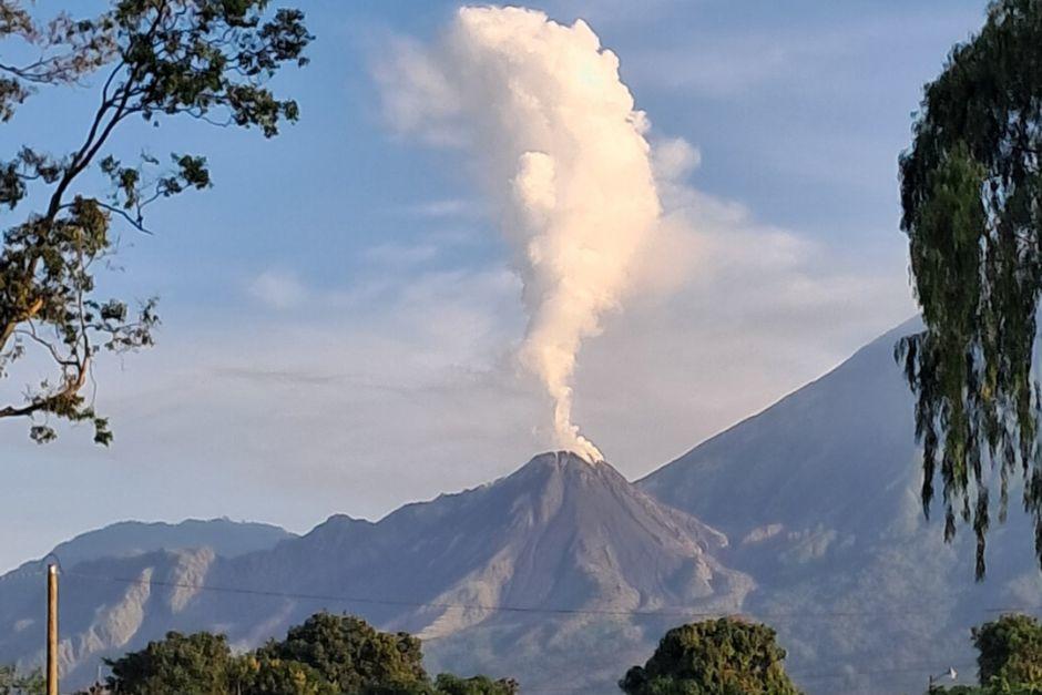 Las columnas de desgasificación blanca asciende aproximadamente 400 metros sobre el cráter. (Foto: Conred)