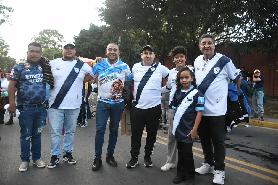 En grupo llegó esta familia con los colores azul y blanco y uno del Real Madrid. (Foto: Juan Mijangos / Nuestro Diario)&nbsp;