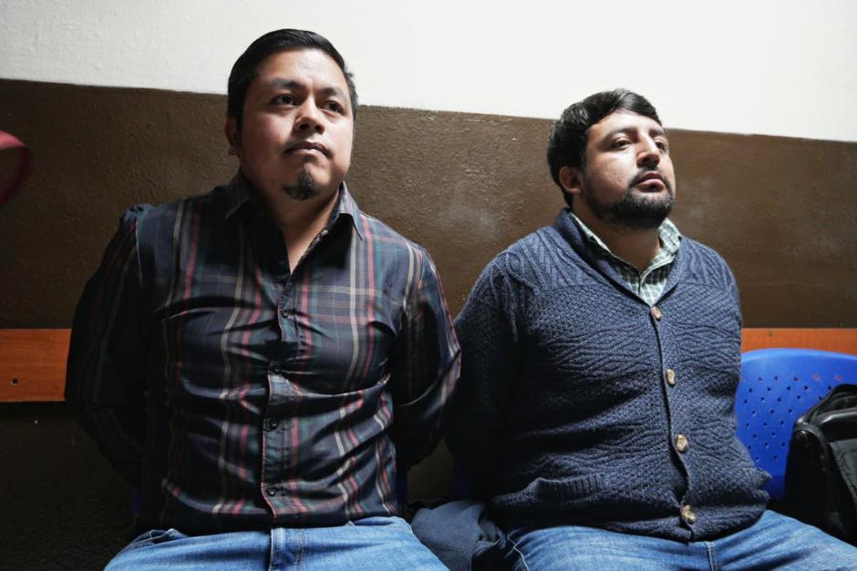 Edgar Pos y Cristopher Morales, estudiantes de la Usac, quedaron ligados a proceso penal pero con medida sustitutiva. (Foto: Wilder López/Soy502)