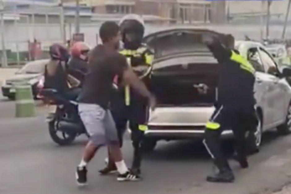El conductor intentó agredir a un agente de la PMT tras ser detenido. (Foto: captura de video)