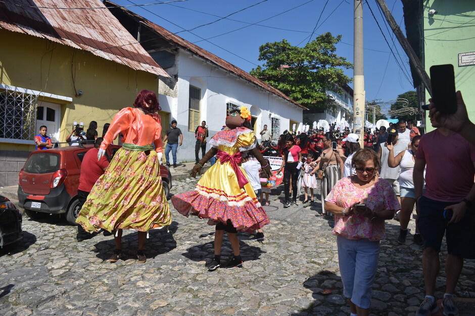 El baile le da la vuelta a la isla entera durante la celebración patronal. (Foto: Carlos Peláez/Colaborador)