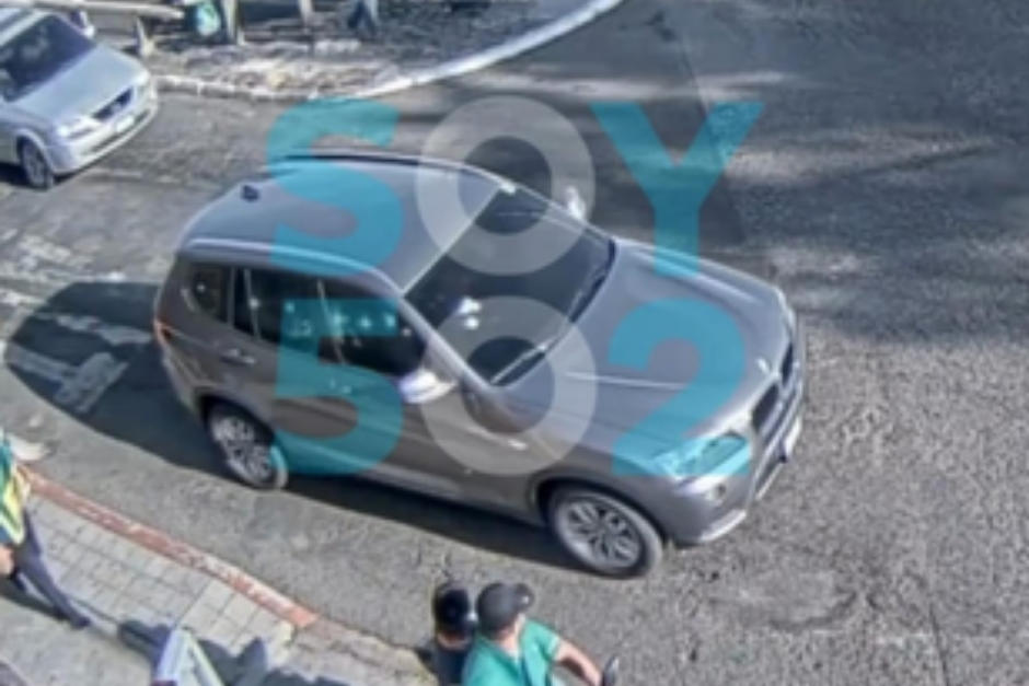 El video muestra que el conductor pierde el control tras recibir múltiples impactos de arma de fuego. (Imagen: captura de pantalla)&nbsp;